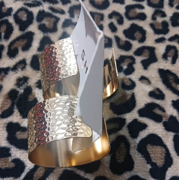 SHEIN Women Gold big Hoop earrings - Picture 4 of 8